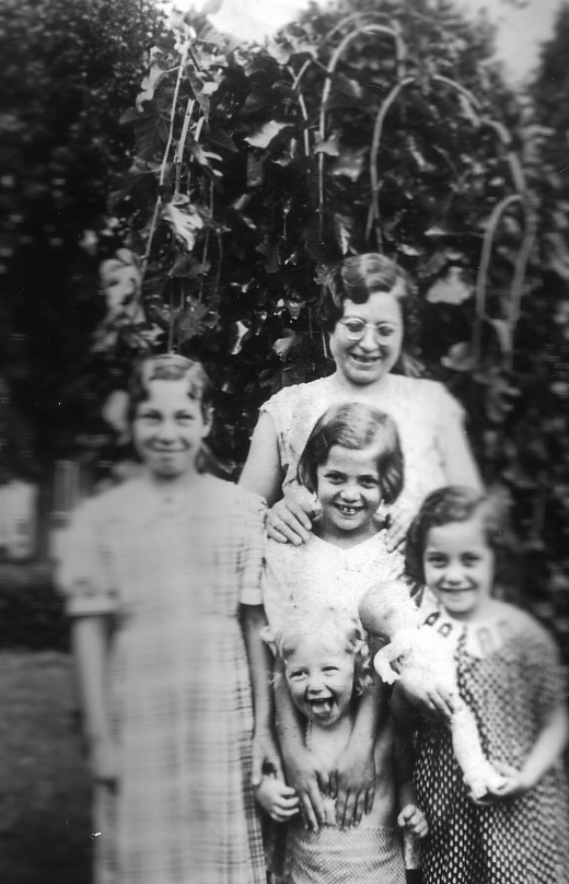 granny_grandkids_2011.jpg