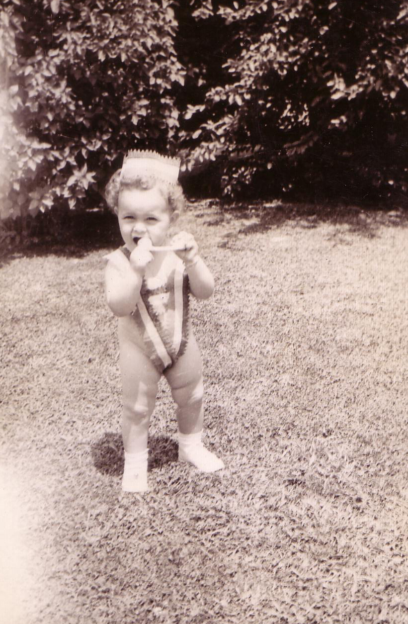 diane_scheib_july_4_1945_outside.jpg