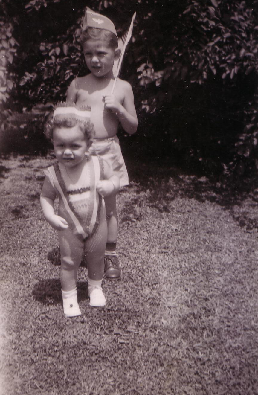 diane_scheib_july_4_1945_outside_jackson.jpg